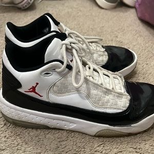 Youth Jordan Max Aura 2 GS 'White Gym Red'